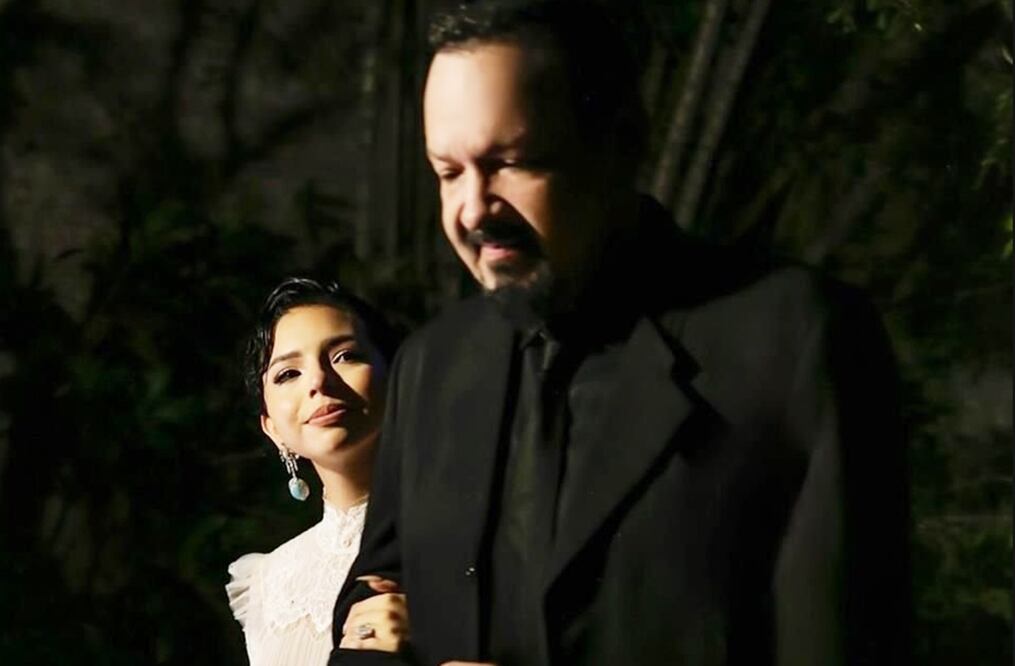 Pepe Aguilar se ha sincerado acerca de lo complicado que fue para él digerir que su hija menor, Ángela, contraería matrimonio, a tan corta edad.
Foto: Especial