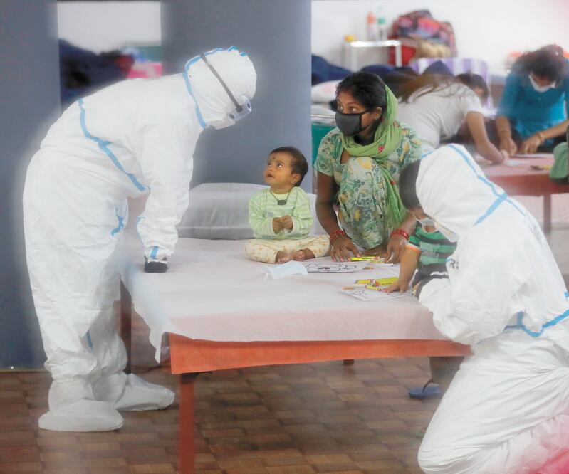 En Nueva Delhi, India, médicos atienden a niños en un centro de atención Covid que funciona en un estadio. MANISH SWARUP. AFP