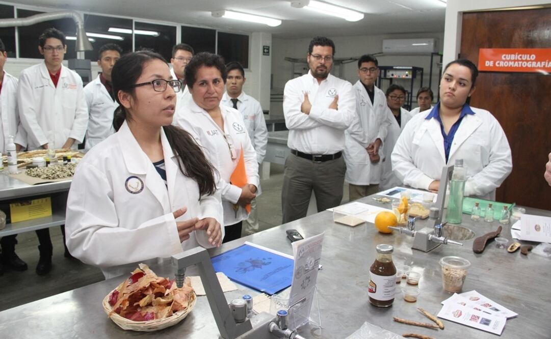 Alumnos de la Autónoma de Tamaulipas explican su proyecto. /Especial