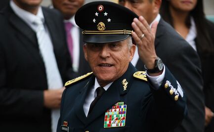 Cienfuegos niega ante FGR haber tenido un Black Berry; declara que mensajes eran entre "El H9" y "El H2"