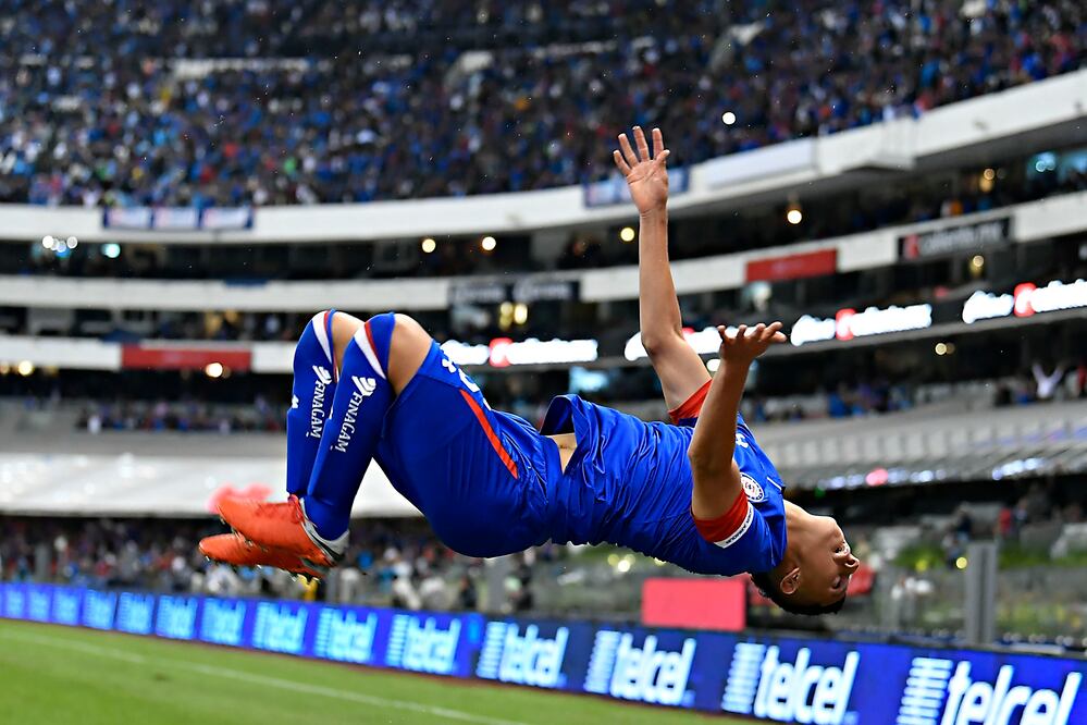 Roberto Alvarado celebra su gol ante Tigres. FOTO: Imago7