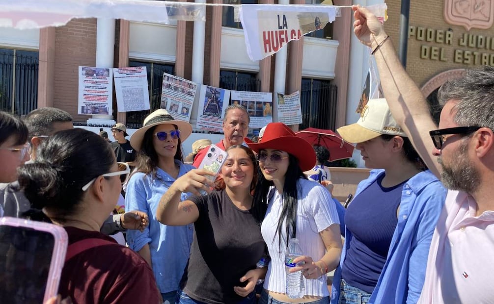La marcha fue encabezada por la influencer hermosillense Lupita Villalobos, quien reunió a cientos de ciudadanos, familias y docentes.
Foto: Especial.