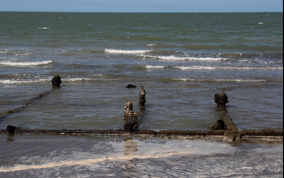 Imagen de viviendas que fueron comidas por el mar en la comunidad de El Bosque en el municipio de Centla, estado de Tabasco, el 4 de septiembre de 2025. Foto: EFE