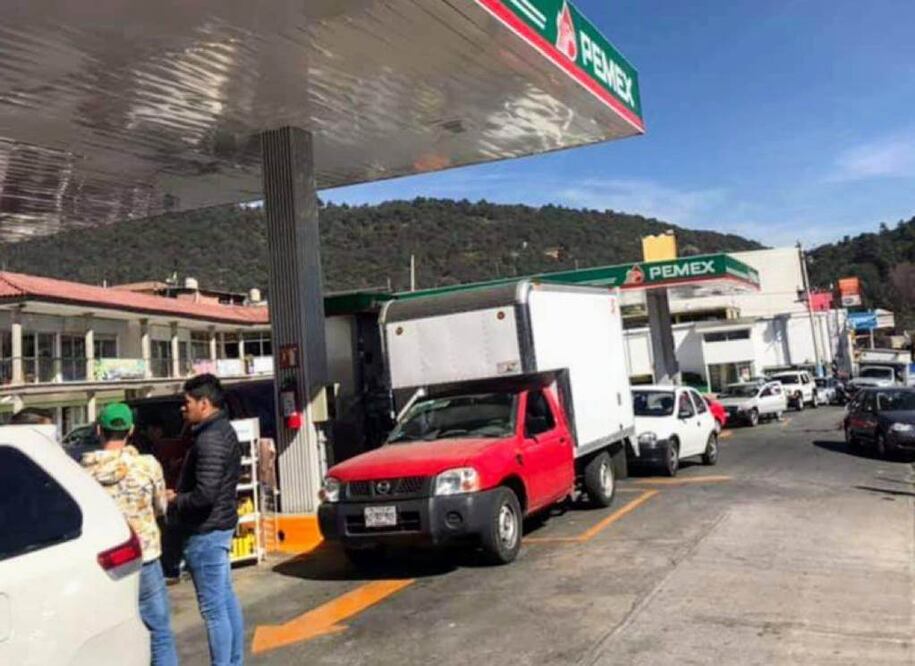 Compras de pánico en gasolinera de Dos Ríos en la cabecera municipal de Huixquilucan