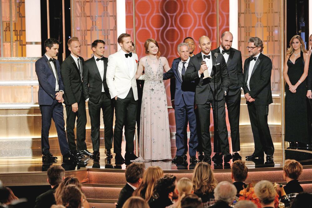 Director, productor y elenco la película La la land subió al escenario por el premio a Mejor película de comedia o musical (FOTOS: AGENCIAS)