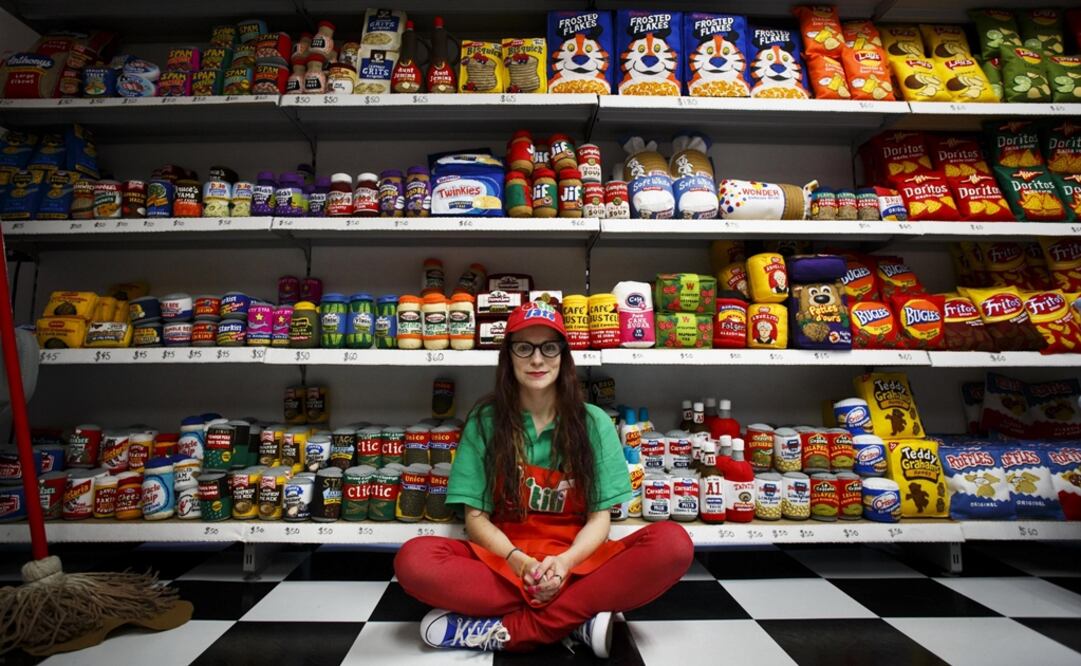 Los artículos de esta "bodega", desde una gran variedad de alimentos hasta productos de limpieza o tabaco, están hechos de fieltro.
