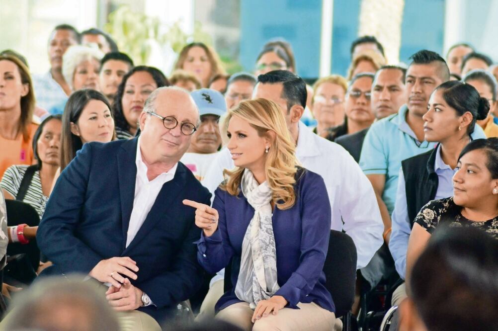 El gobernador de Morelos, Graco Ramírez, y la primera dama, Angélica Rivera de Peña, presentaron la inversión de 360 millones de pesos del DIF. (CIUDADANOS MX)