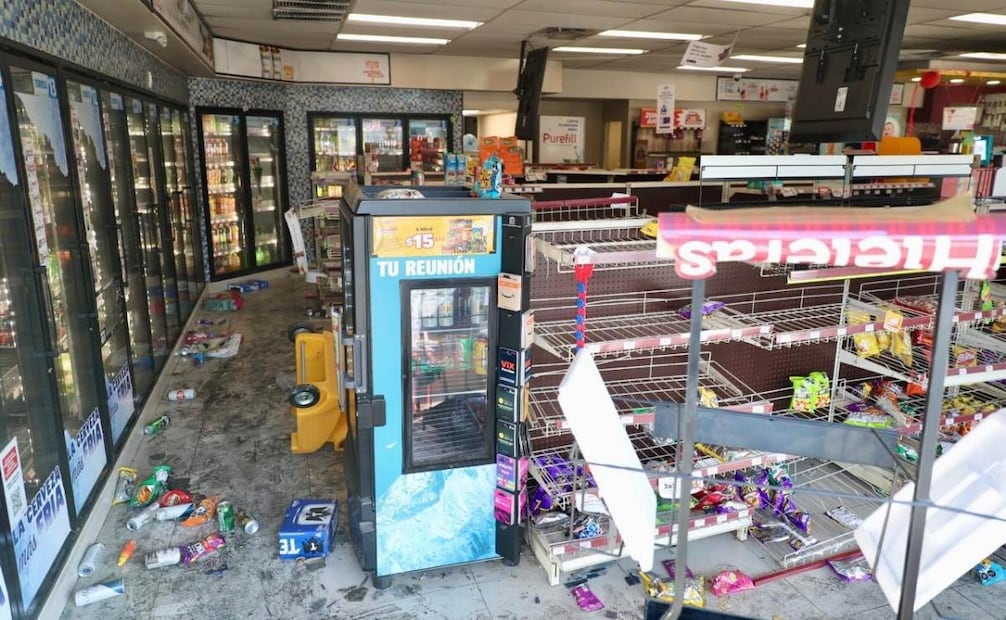 La carretera que conecta el puerto turístico de Puerto Vallarta con la delegación de Ixtapa fue escenario de narcobloqueos, rapiña e incendios durante la jornada violenta del domingo 22 de febrero de 2026. Foto: Juan Carlos Williams/ EL UNIVERSAL