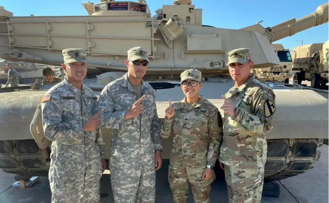 Cinthia Ramírez mientras posa después de su ceremonia de promoción, junto a sus compañeros el 1 de noviembre de 2021, en Fort Hood, Texas. FOTO: EFE//Ejército de EU