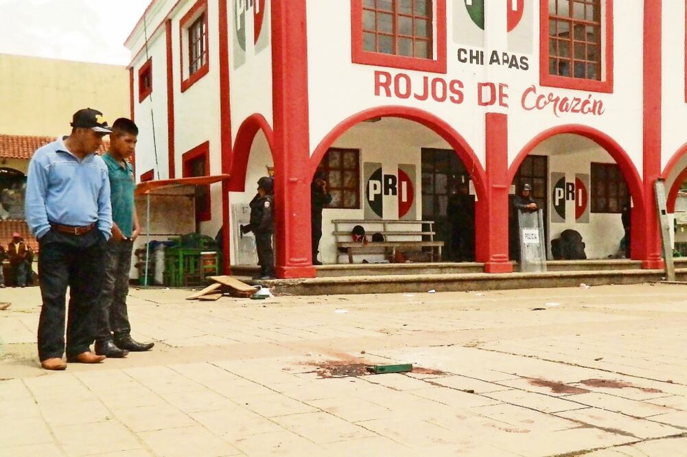 Pobladores observan un charco de sangre tras el enfrentamiento de ayer (OSCAR LEÓN. EL UNIVERSAL)
