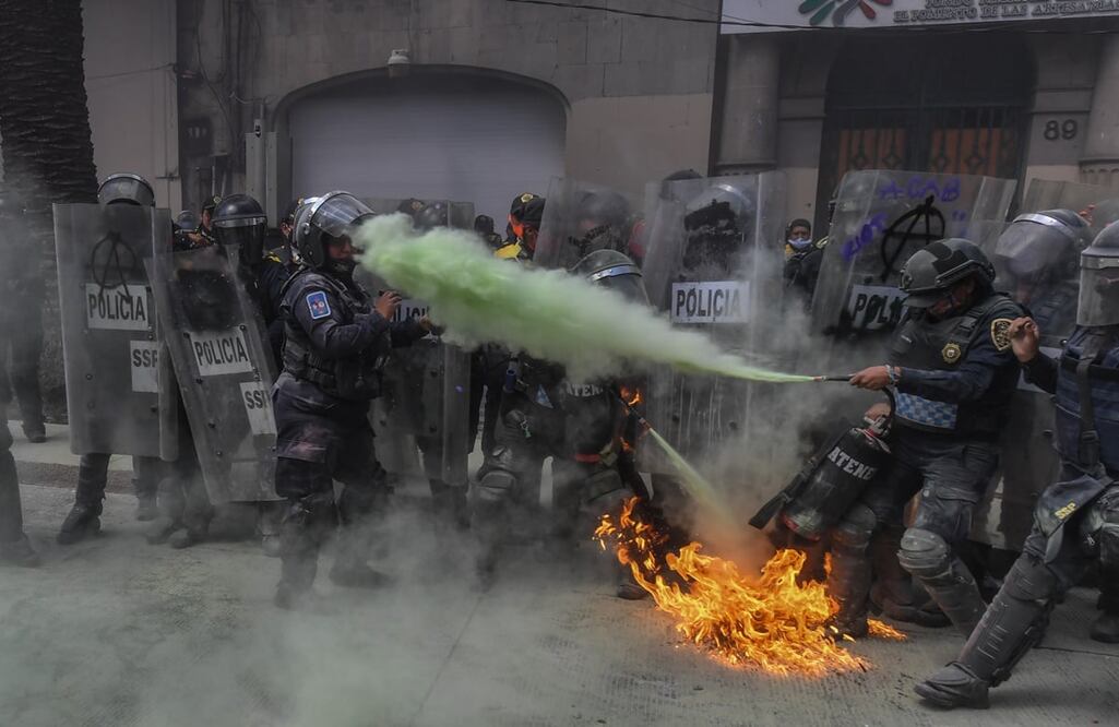 Policías en marcha feminista. FOTO: Archivo/ EL UNIVERSAL/