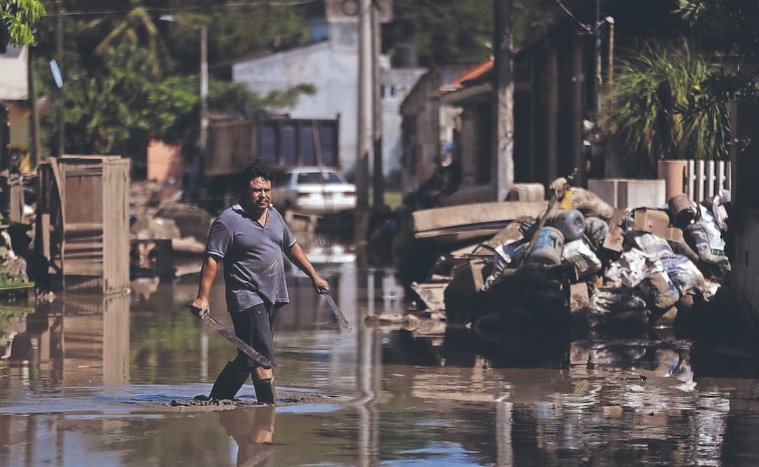 Desde las 08:00 de la mañana, Armando Cruz inicia con su esposa las labores de limpieza en su casa. Foto: de DIEGO SIMÓN. EL UNIVERSAL