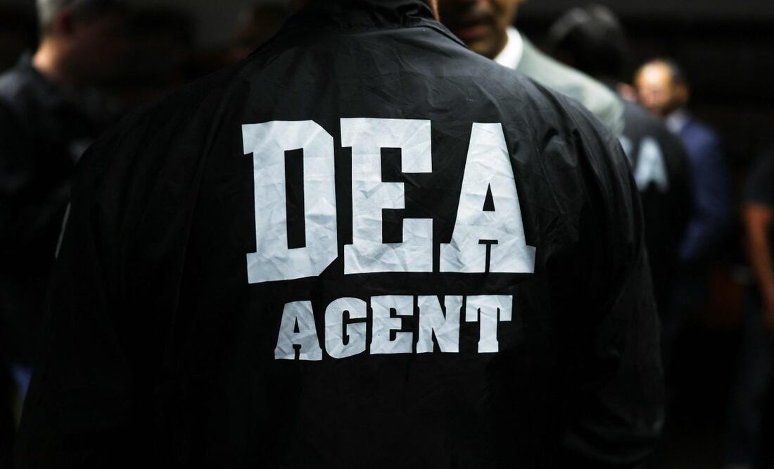 Un agente de la DEA asiste a una nueva conferencia con la fiscal general de Estados Unidos, Pam Bondi, para anunciar la declaración de culpabilidad del cofundador del Cártel de Sinaloa, Ismel "El Mayo" Zambada García, en la ciudad de Nueva York el 25 de agosto de 2025. Foto: AFP/Archivo