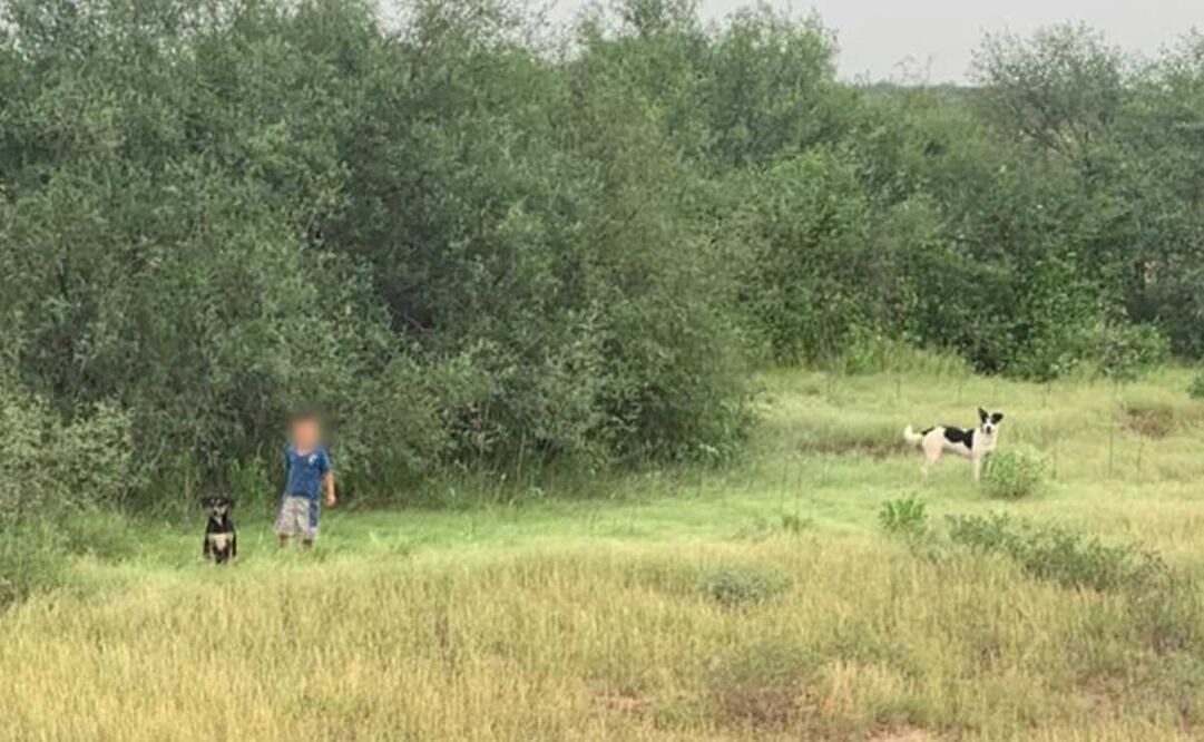 El pequeño se encontraba acompañado de su perrito cuando fue localizado por los policías. Fotos: Especial