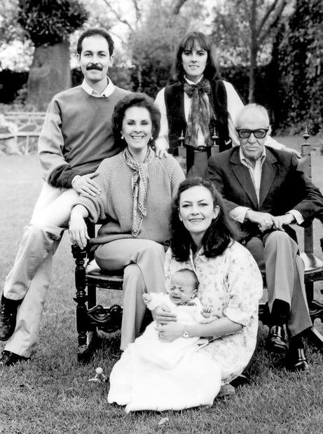 Tolita fue hija del cinefotógrafo Gabriel Figueroa. En la imagen, ella está de pie junto a su familia. (28/01/2025) Foto: Paulina Lavista