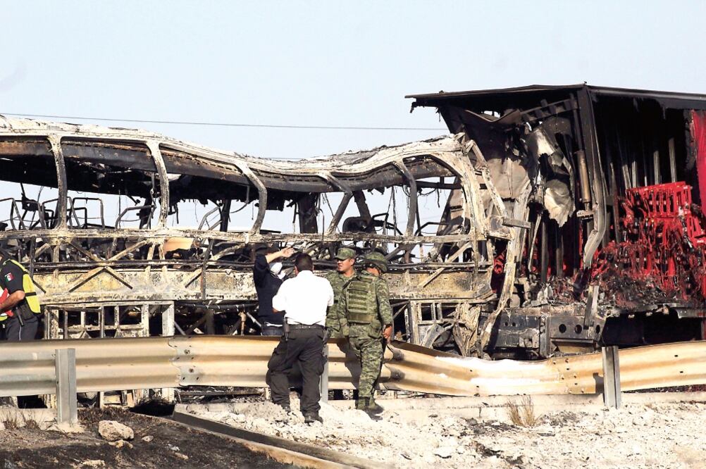 Los testigos de los hechos relataron que en el lugar de la carambola había una cortina de humo muy fuerte que impedía la visibilidad de los conductores sobre la carpeta asfáltica (FOTOS: OMAR CONTRERAS. EL UNIVERSAL)