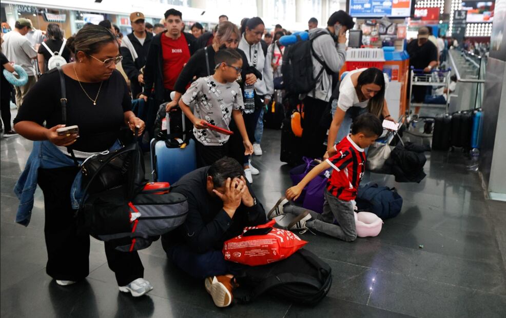 Miles de pasajeros se encuentran varados en el AICM en espera que las aerolíneas les reprograman sus vuelos, después de que el domingo se registró una intensa tormenta en la Ciudad de México, el 11 de agosto de 2025. Foto: Diego Simón Sánchez/EL UNIVERSAL