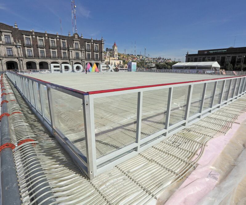 La pista de hielo de la capital mexiquense tiene capacidad hasta para 400 personas por turno. Foto/JORGE ALVARADO. EL UNIVERSAL