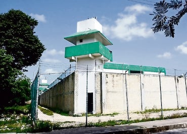 Investigan a director de penal tras fuga