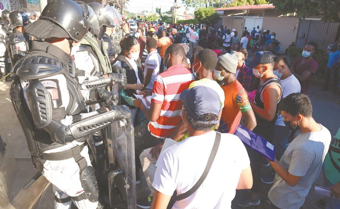 Elementos de la Guardia Nacional y personal de la Comar llamaron a los migrantes a mantener el orden y a seguir los protocolos sanitarios. Foto: María de Jesús Peters/ EL UNIVERSAL.