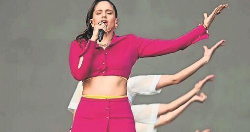 Rosalía conquista la portada de "Elle" como la artista del verano