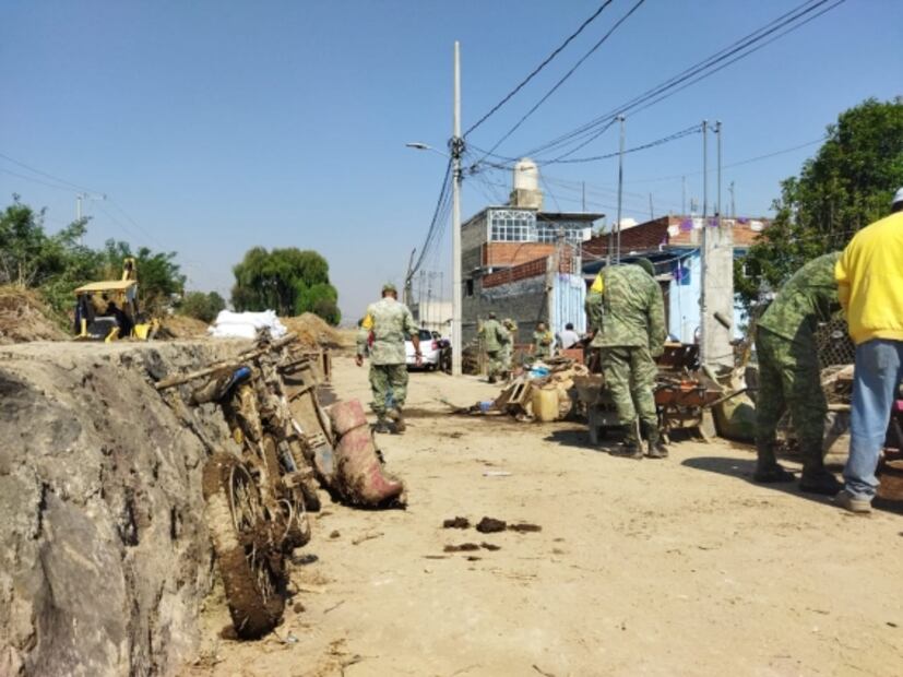 "El agua subió tanto que tuvimos que subir al techo"; damnificados de inundación en Mexicaltzingo pierden todo por el lodo que dejó la lluvia