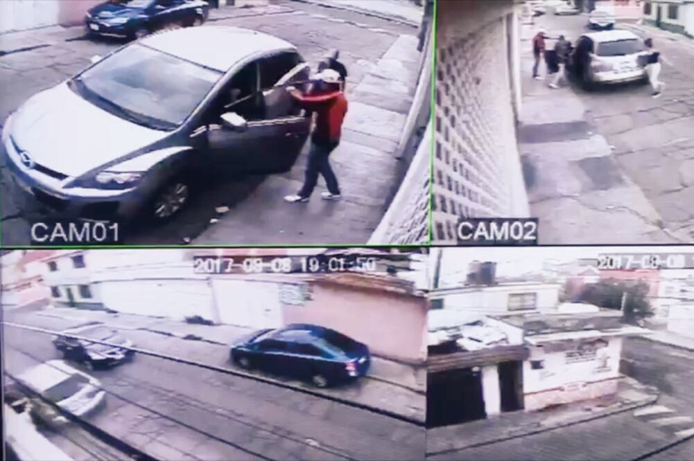 Evidencia. La cámara de vigilancia de un colono de Ciudad Azteca logró captar el momento en que los tres presuntos delincuentes se llevan el vehículo de la víctima (AYUNTAMIENTO DE ECATEPEC)