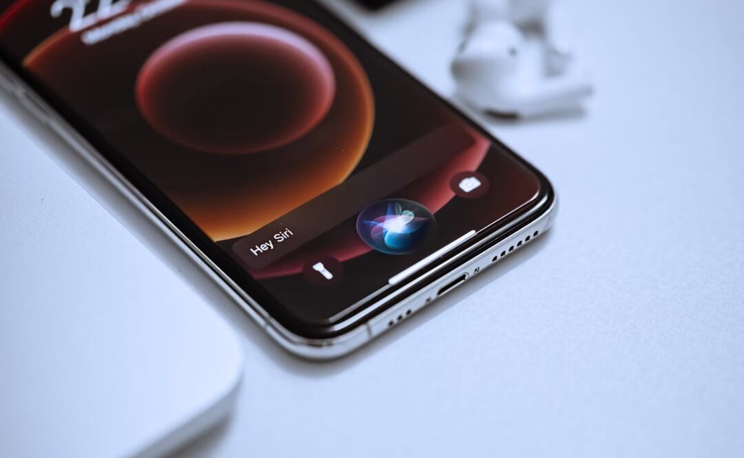 Apple trabaja en el modelo "LLM Siri" para mejorar su asistente. Imagen: Unsplash