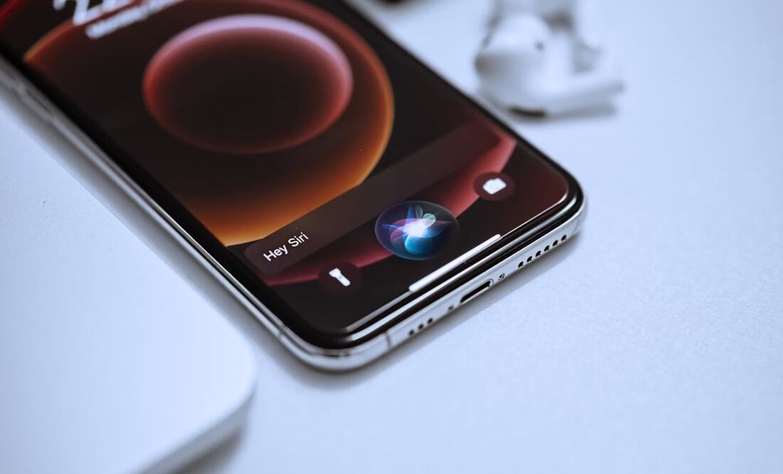 Apple trabaja en el modelo "LLM Siri" para mejorar su asistente. Imagen: Unsplash