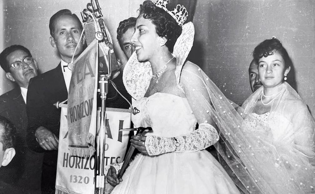 Coronación de Sarita Martínez, 1958. El certamen tuvo como prioridad financiar al Socorro Alpino, pero a finales de los años 50 se consideró dividir lo recaudado entre la Federación Mexicana de Excursionismo, la Asociación de Excursionismo del DF y la organización rescatista; tal propuesta no avanzó. Foto: ESPECIAL/Cortesía Enrique Chávez Poupard.