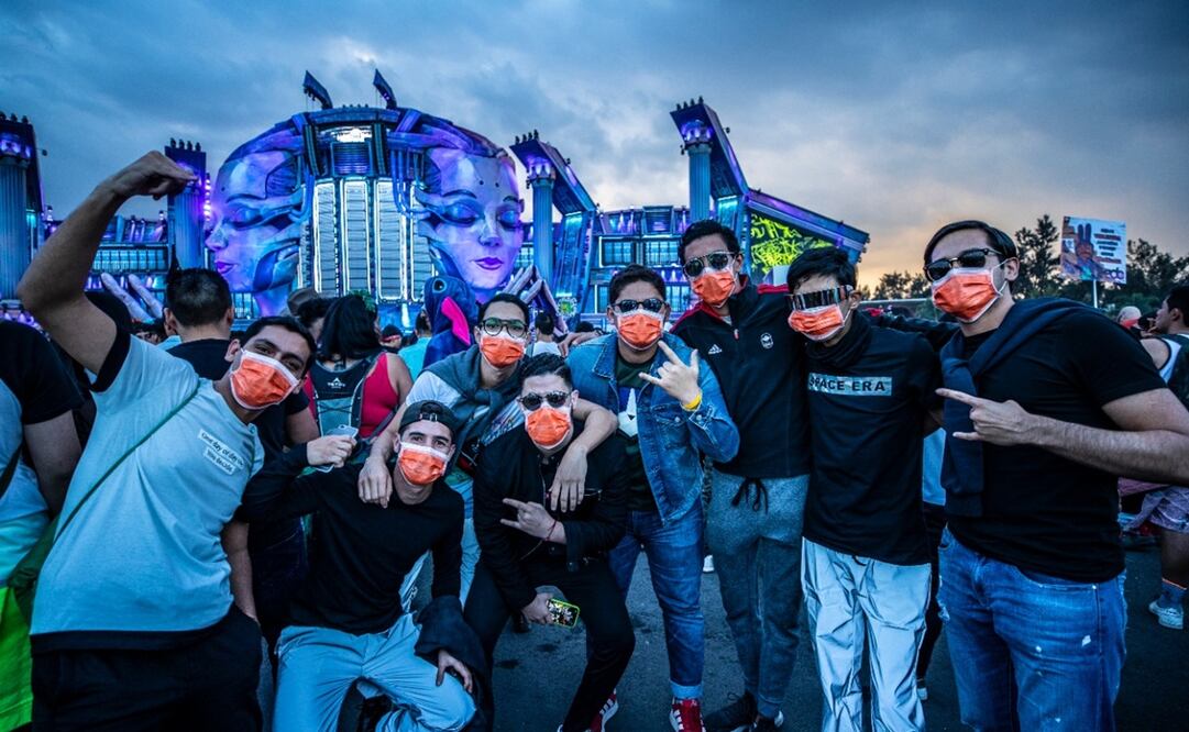 Amigos con cubrebocas. Fotos: Sergio Tapia