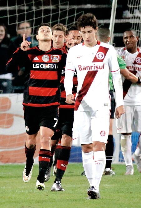 Javier Hernández celebró tras aportar un par de dianas frente al Inter (JOHN RAOUX. AP)