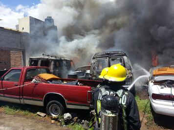 Incendio daña ocho vehículos en Hidalgo