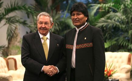Evo viaja a Cuba para reunión con Raúl Castro