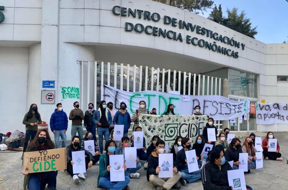 Protesta de alumnos del CIDE en Santa Fe. Foto: El Universal / Berenice Fregoso