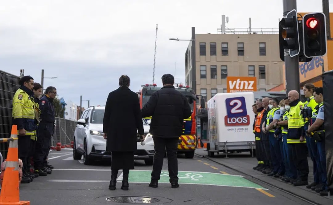 Investigadores policiales y de incendios forman una guardia de honor a la salida del primer cuerpo del hostal Loafers en Wellington, Nueva Zelanda, el jueves 18 de mayo de 2023. Foto: AP