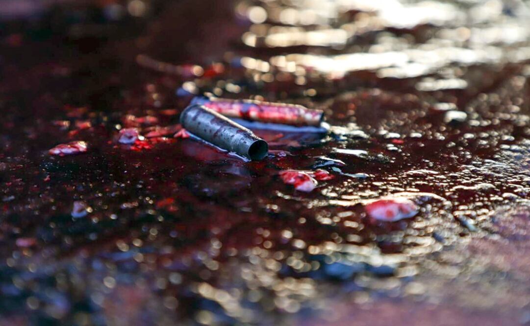 Ammunition shells lay on a pool of blood in a street of Culiacan - Photo: Rahide Frías/AFP