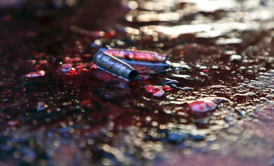 Ammunition shells lay on a pool of blood in a street of Culiacan - Photo: Rahide Frías/AFP