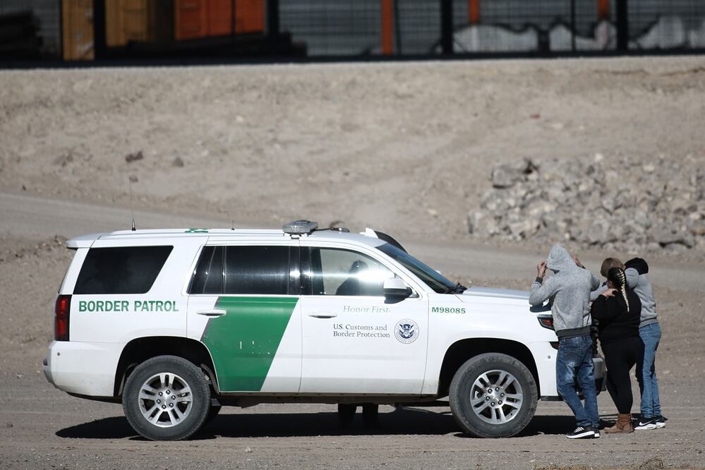 Un grupo de migrantes cruzó ayer el Rio Bravo en su intentro de llegar a Estados Unidos y soliciatar asilo. Fotos: Cristian Torres El Universal