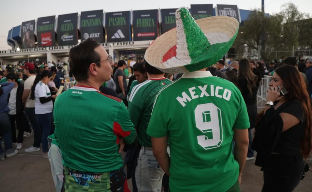 Aficionados viven el México vs Islandia entre el miedo controlado por el Ejército Mexicano. FOTO: Carlos Mejía/EL UNIVERSAL
