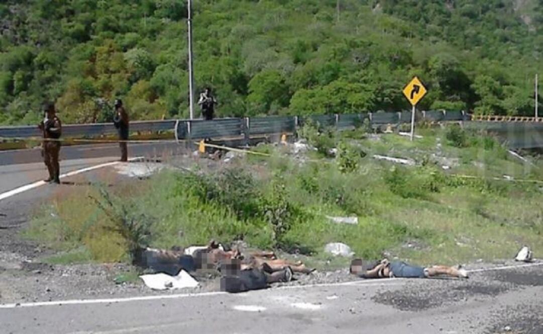 The corpses found on the Chilpancingo-Iguala highway in Guerrero had their hands were tied and their eyes covered. (Photo: Quadratin) 