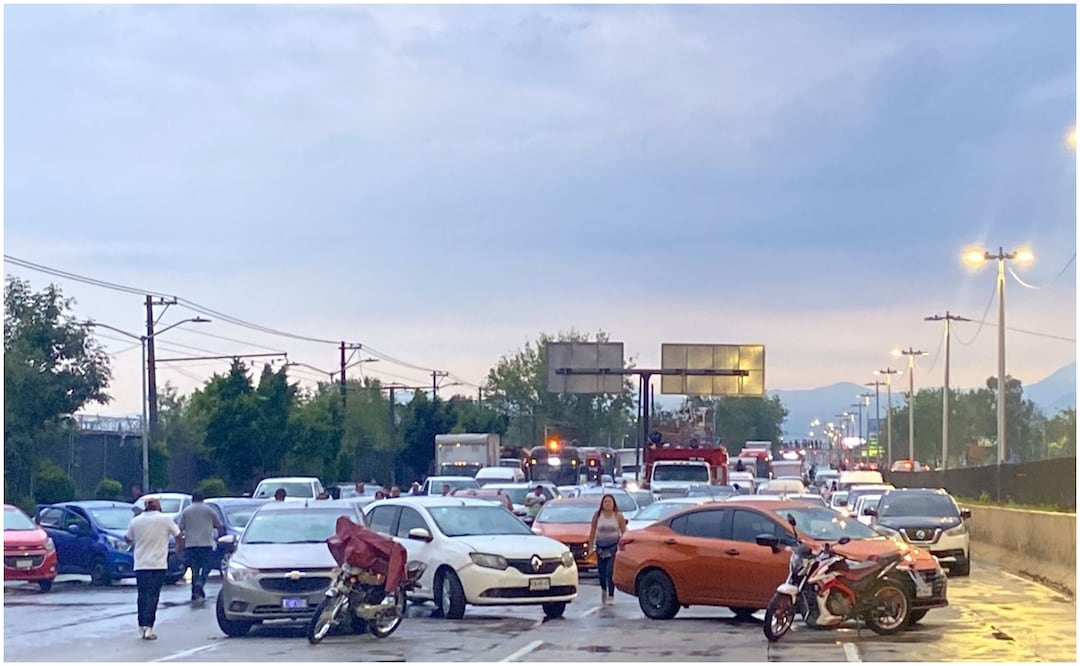 Bloqueo e inundación colapsan Circuito Interior en ambos sentidos en inmediaciones de AICM, alcaldía Venustiano Carranza. Foto: Juan Carlos Williams / EL UNIVERSAL