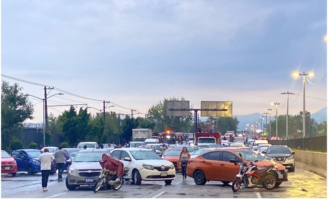 Bloqueo e inundación colapsan Circuito Interior en ambos sentidos en inmediaciones de AICM, alcaldía Venustiano Carranza. Foto: Juan Carlos Williams / EL UNIVERSAL
