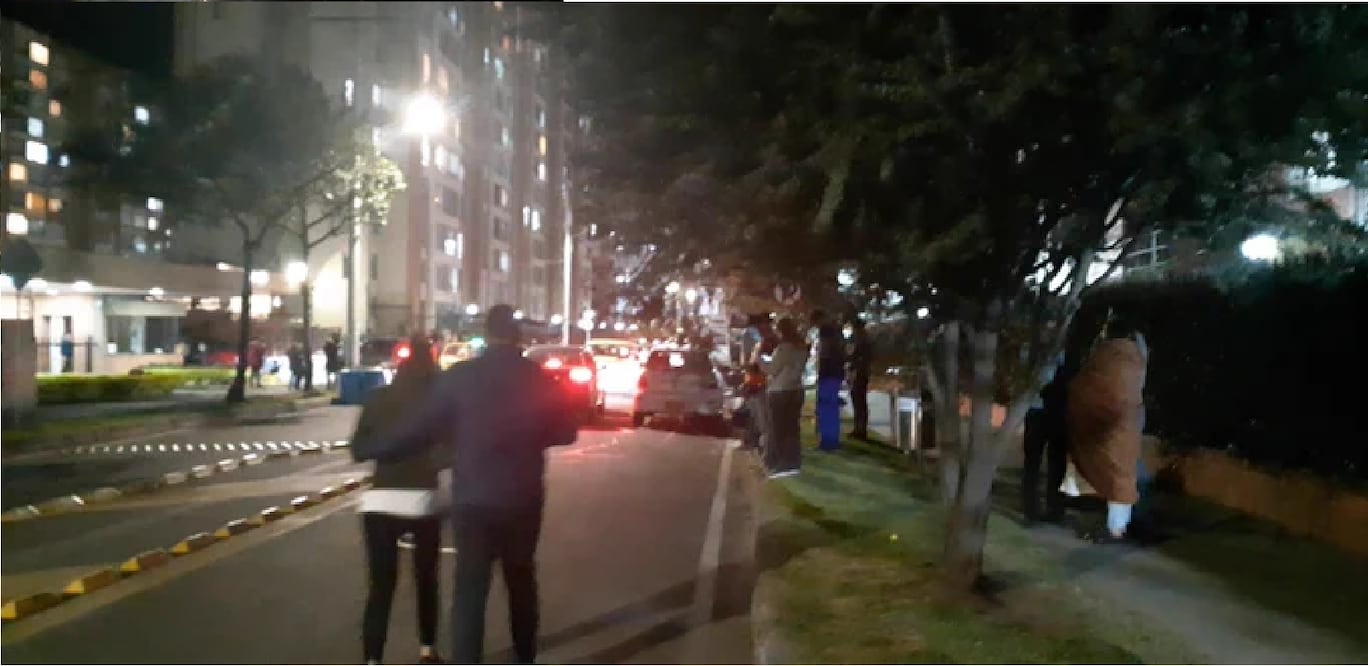 Una nueva réplica del sismo de la mañana sacudió esta noche Colombia, donde la gente salió a las calles al sentir el movimiento telúrico. FOTO: @ProfeLRodriguez