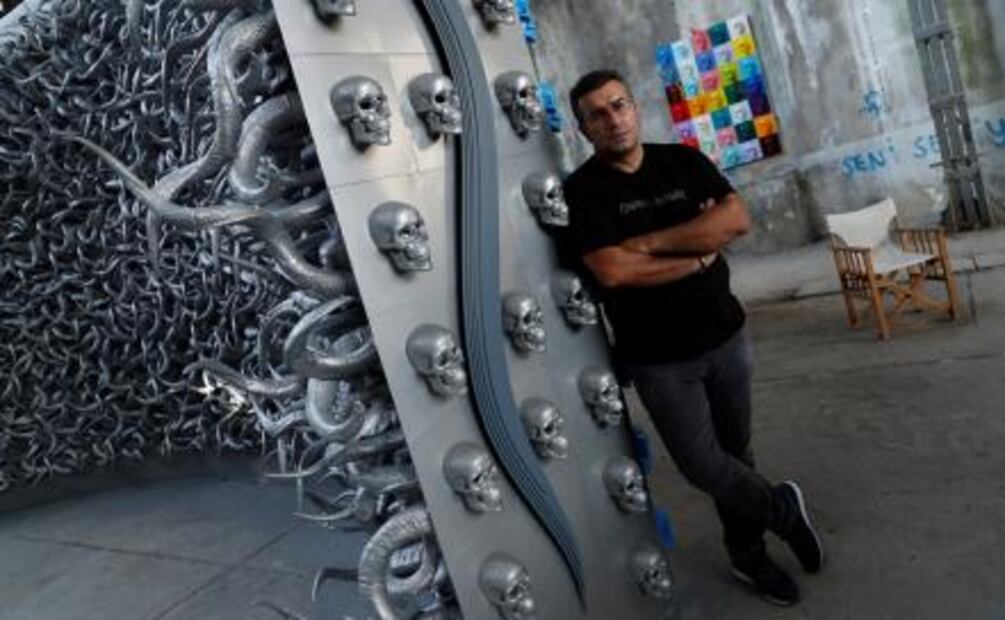 Con cráneos de metal, artista turco reinterpreta antiguos mitos