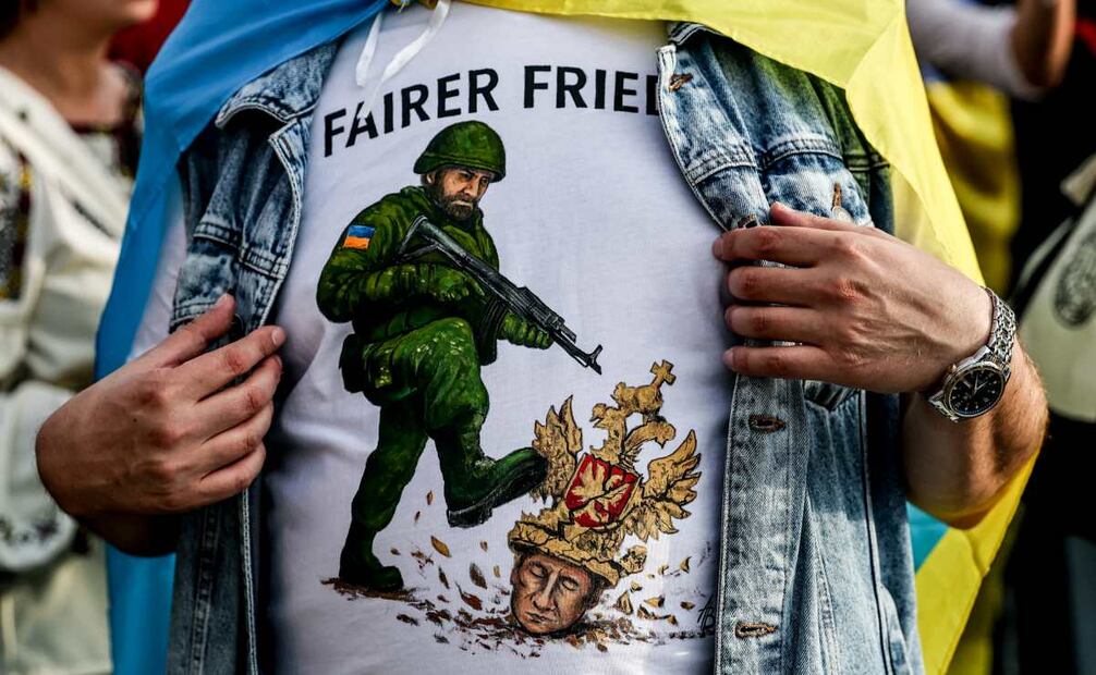 Un hombre muestra una camiseta anti-Putin durante una manifestación para conmemorar el Día de la Independencia de Ucrania en Berlín, Alemania, el 24 de agosto de 2025. Los ucranianos conmemoran el 34.º aniversario de su independencia de la Unión Soviética en 1991. Foto: EFE