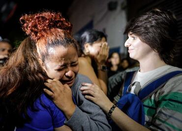 FOTOS: Fans lloran muerte de Liam Payne, ex One Direction; realizan velada afuera del hotel donde se hospedaba en Argentina