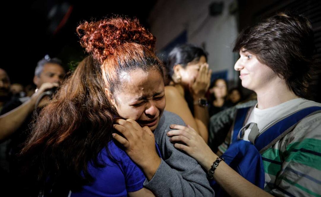 Fanáticos del cantante Liam Payne lloran tras el fallecimiento del cantante en Buenos Aires, Argentina este 16 de octubre del 2024. Foto: EFE