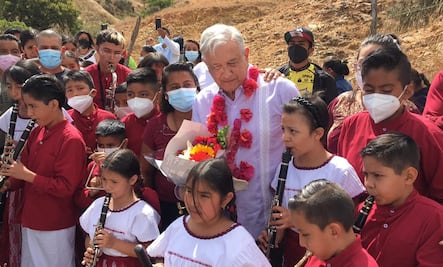 AMLO visita pueblo de Oaxaca y "carga energías" previo a su Tercer Informe de Gobierno