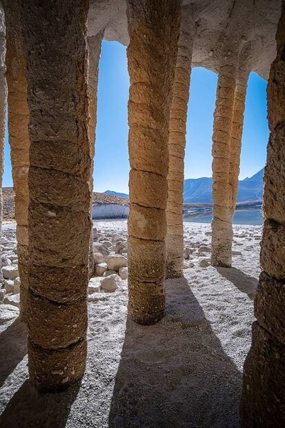 Las extrañas e impactantes columnas de piedra en California